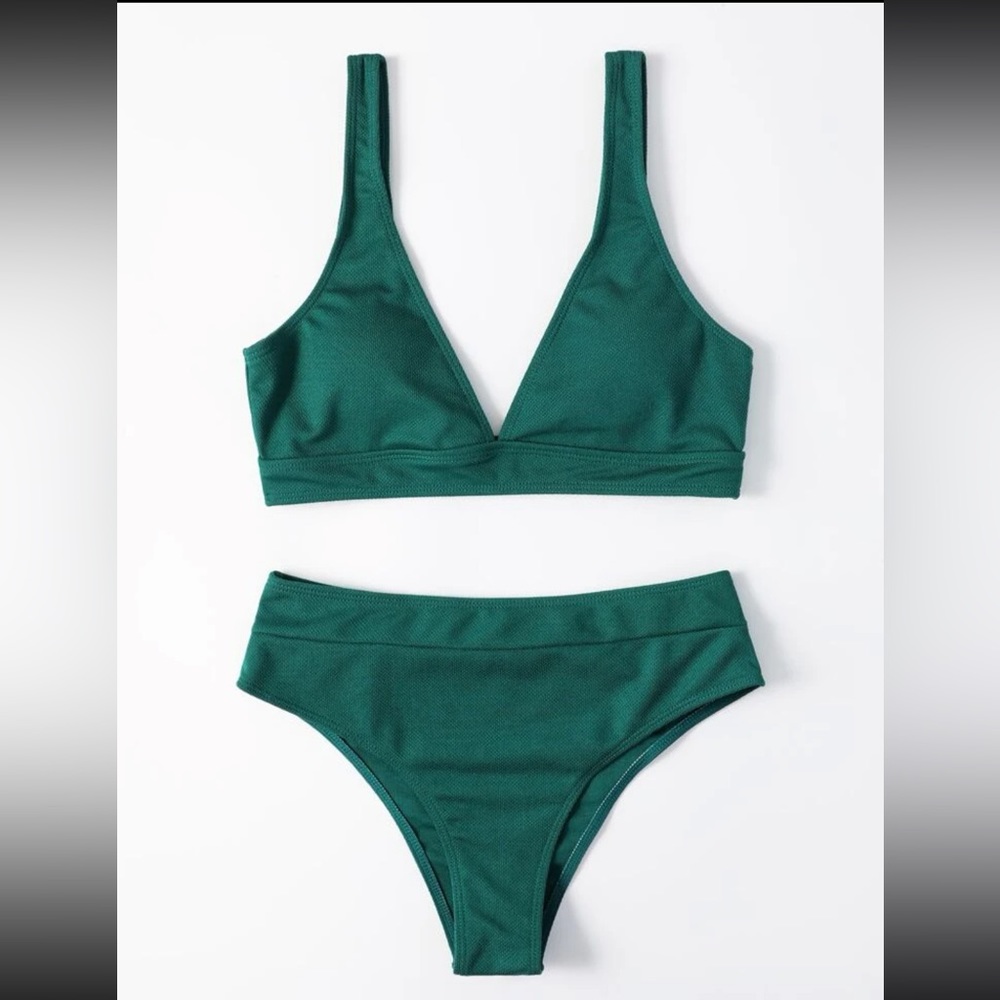 Green bikini - Picture 3 of 5